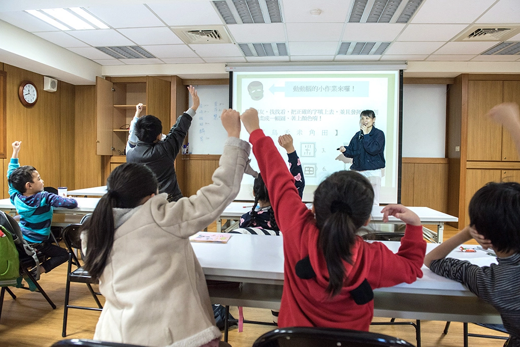 在政府的推動下,許多與民間團體與大專學生也發揮愛心,參與學習扶助計畫。