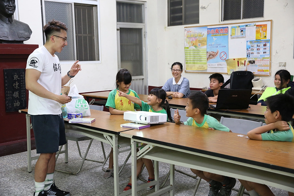 在政府的推動下,許多與民間團體與大專學生也發揮愛心,參與學習扶助計畫。