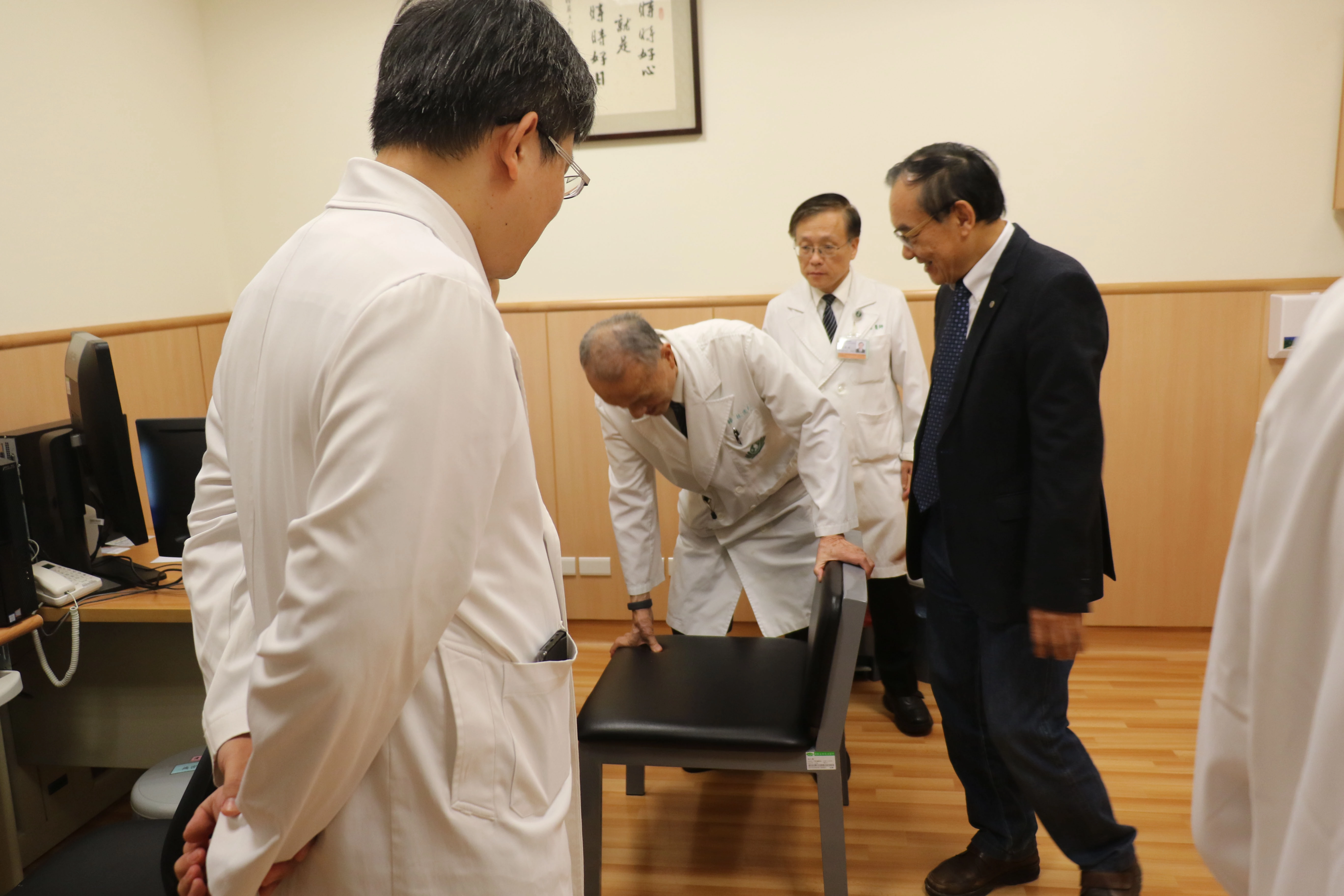 代謝及減重中心門診特製坐椅比一般坐椅大1/3,可承重300公斤,林俊龍執行長(左二)好奇端詳。