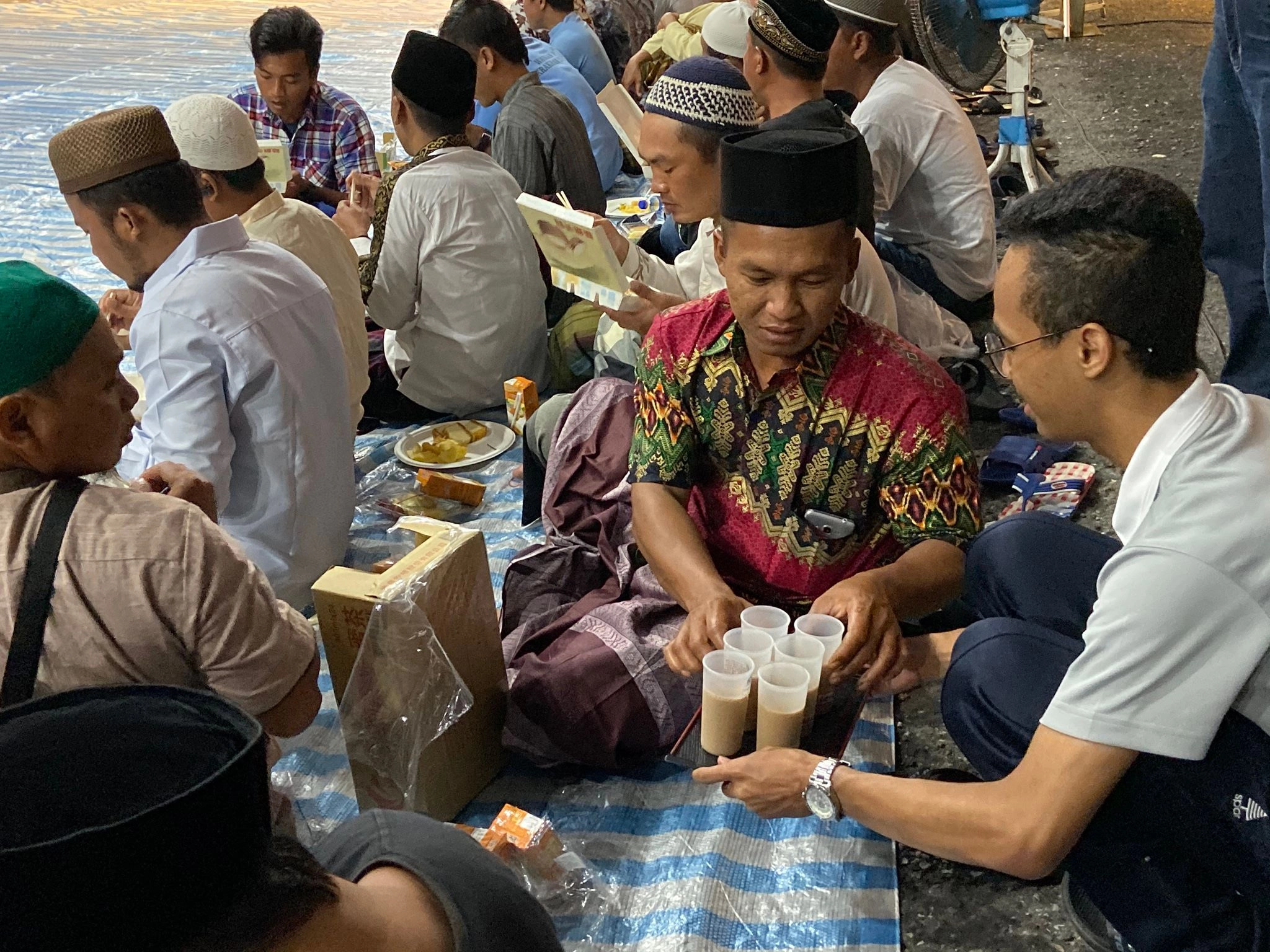印尼籍學生主動擔任志工,在現場端茶水。