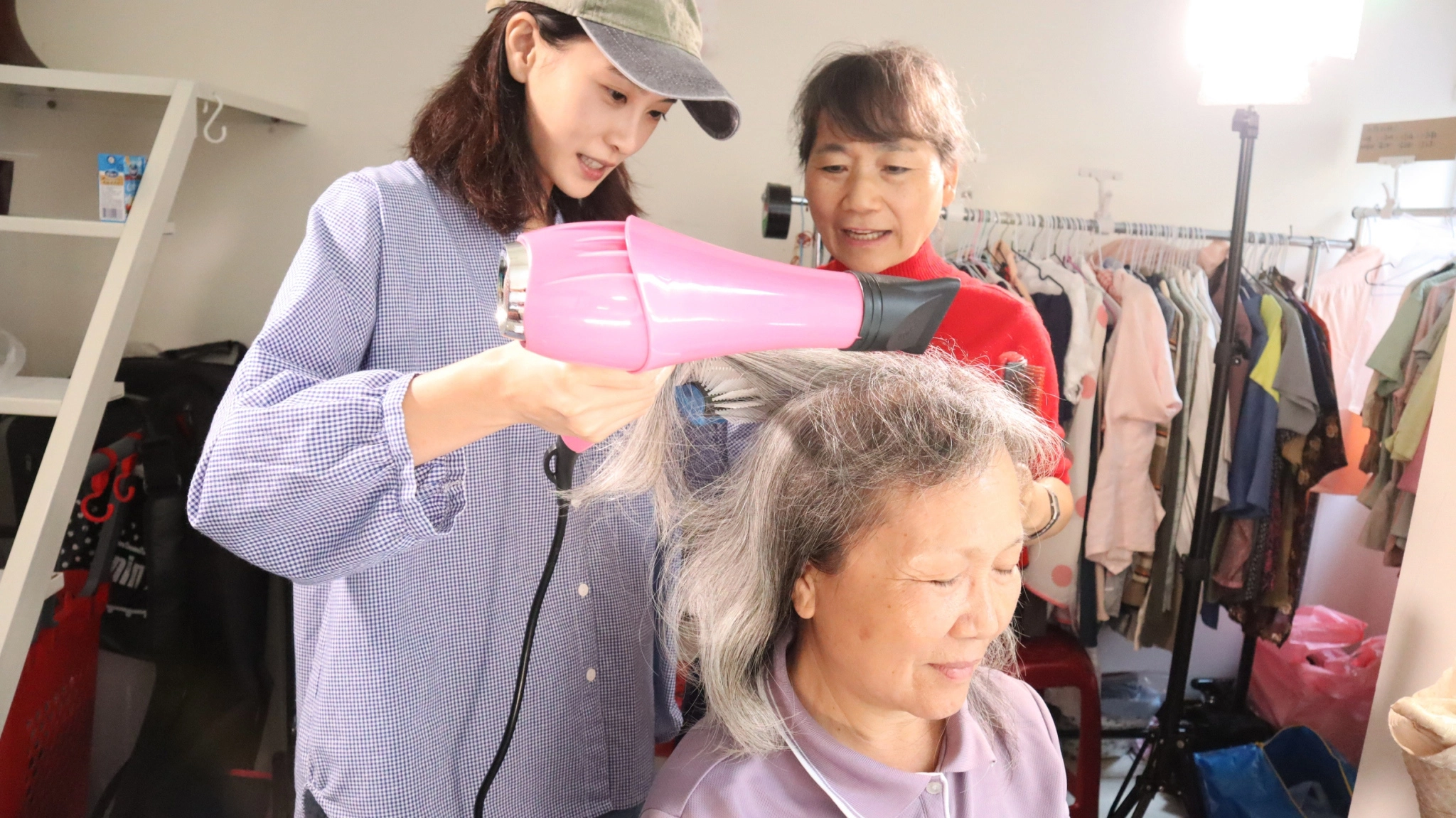 《愛的路上我和你》演美容院老闆娘,李亦捷就到美容院練習各種剪頭髮的技術。