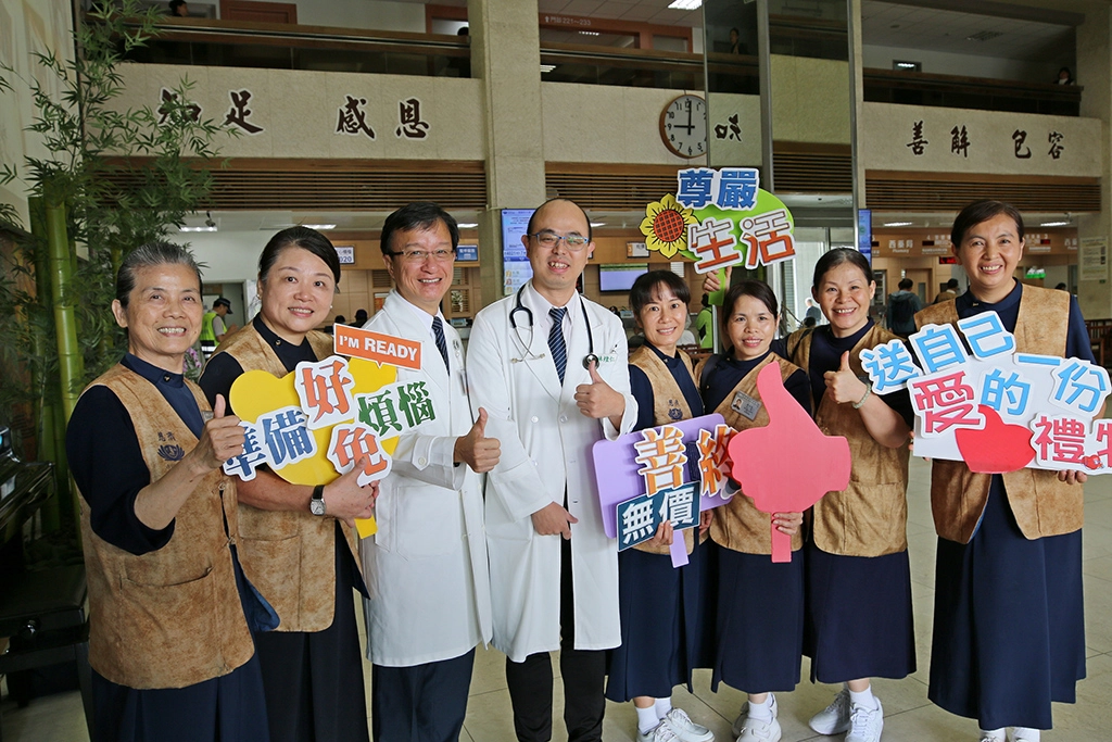 花蓮慈濟醫院醫務秘書李毅(左三)、心蓮病房主任林煌仁(左四)、社服室副主任顏惠美(左一),透過世界安寧日響應活動,希望喚起大眾對安寧療護的正確認識,一起關心末期病人的照顧需求。