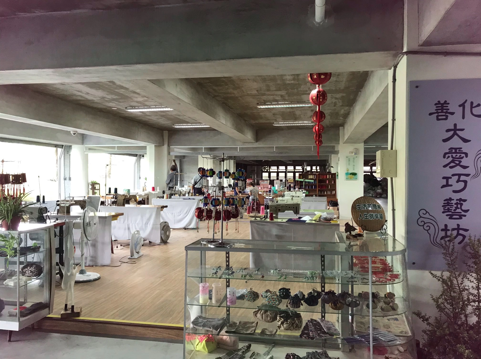 慈濟善化聯絡處大愛巧藝坊有許多製作精美的手工品,除歡迎參觀外,更歡迎社區民眾參與,一起一展巧藝長才。