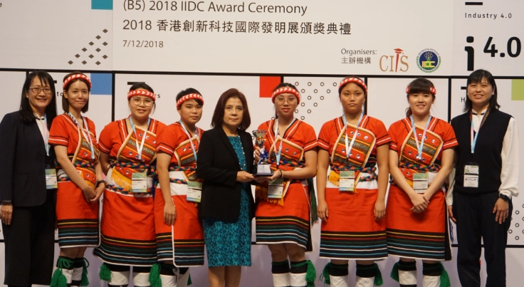 16 歲開始連續五年去部落的吳玉莘,在香港領到國際發明獎。