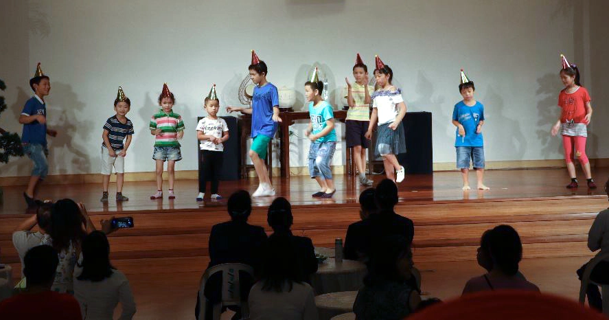 慈濟板橋園區的新住民成長班開辦十年,新住民的孩子們活力十足的踩著舞步,為嘉年華會注入活潑熱鬧的氣息。攝影/沈素寶