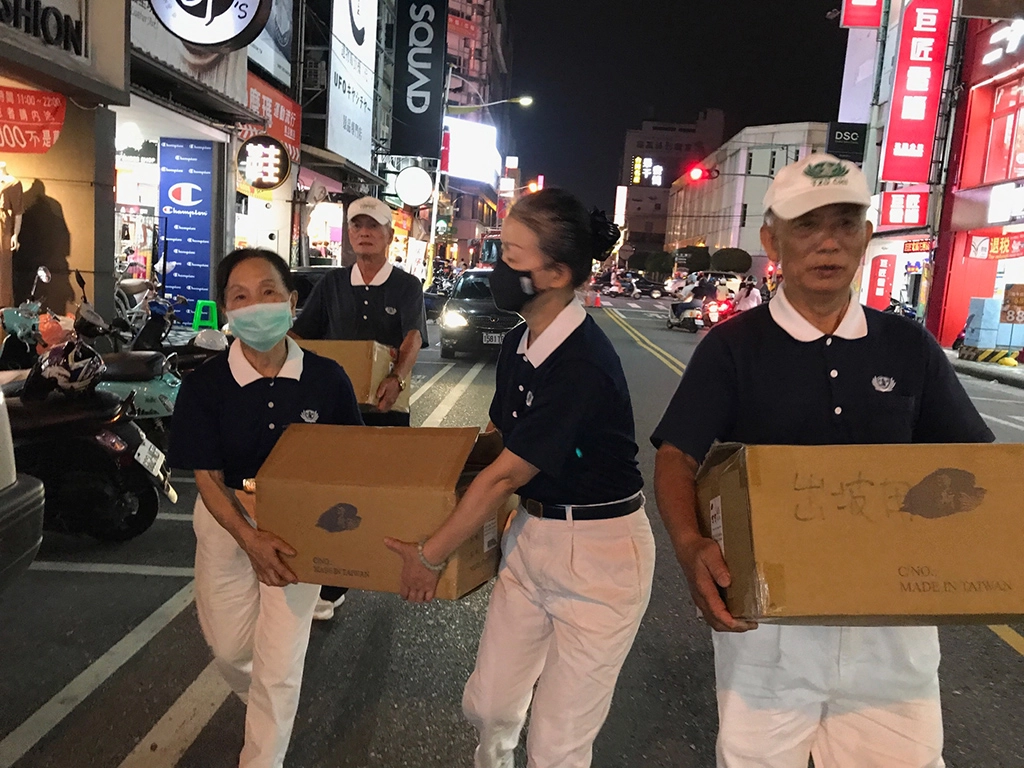 花蓮市區於10月12日發生火災後,花蓮地區慈濟志工立即啟動關懷與提供救災人員餐飲物資的整備。