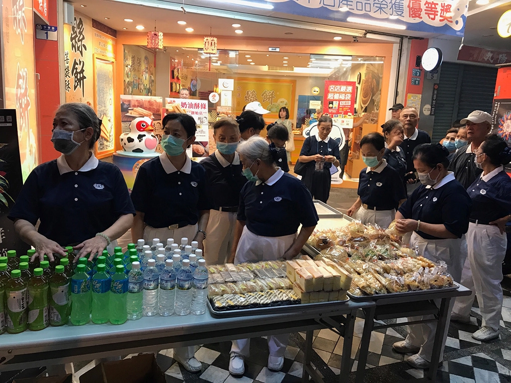 花蓮市區於10月12日發生火災後,管制區外的熱心店家,立即提供店門口供花蓮地區慈濟志工成立救災人員餐飲供應的物資補給站。