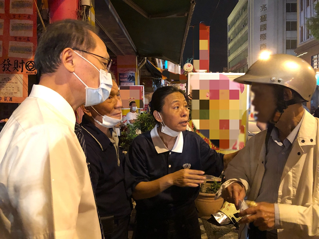 花蓮市區於10月12日發生火災後,慈濟慈善事業基金會執行長顏博文(左一)也立即即前往現場關懷志工及受災民眾。