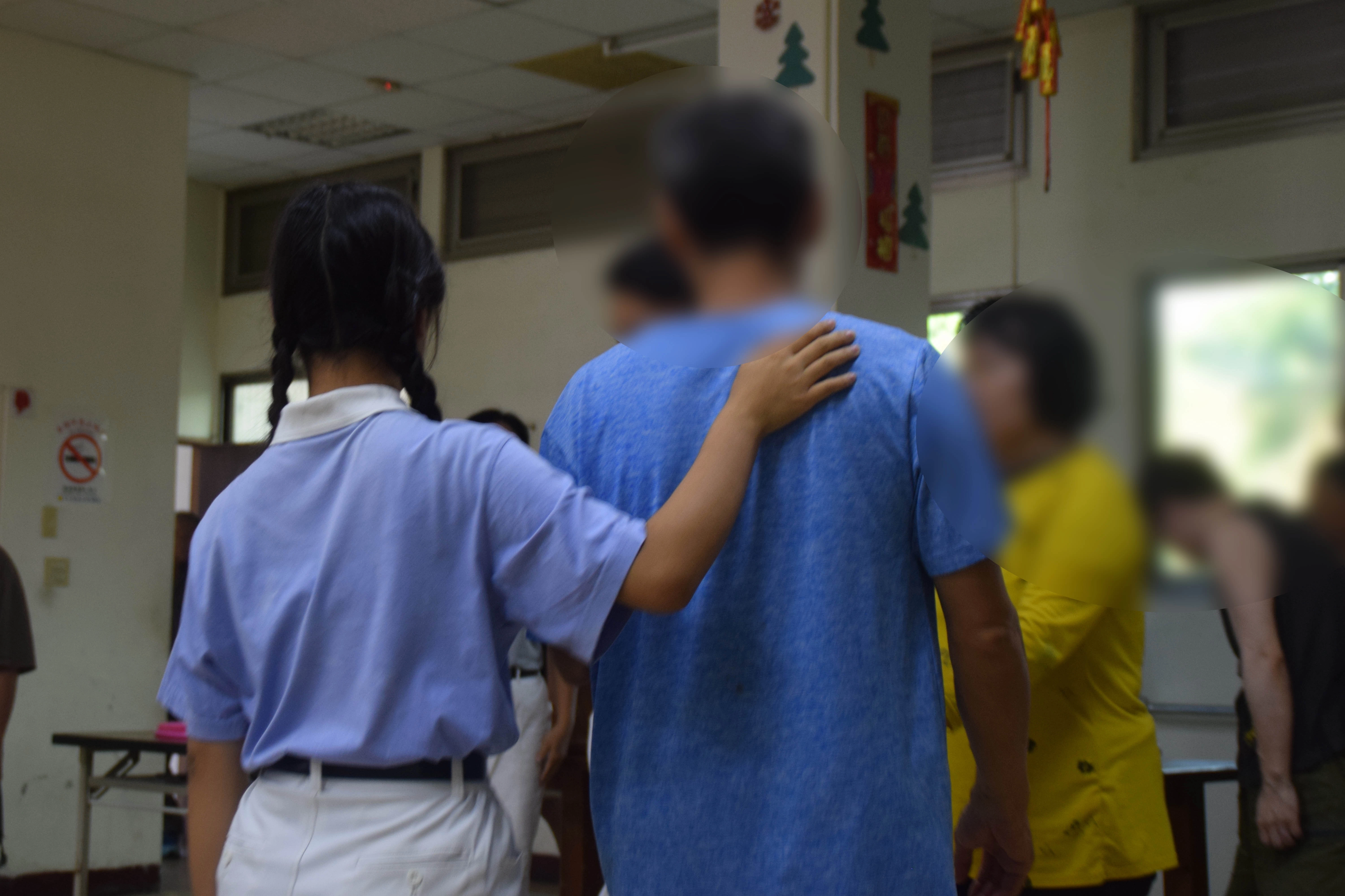 「慈濟北彰青少年成長班」利用難得的連續假期,前往彰化一家康復中心關懷,貼心的陪伴著住民。