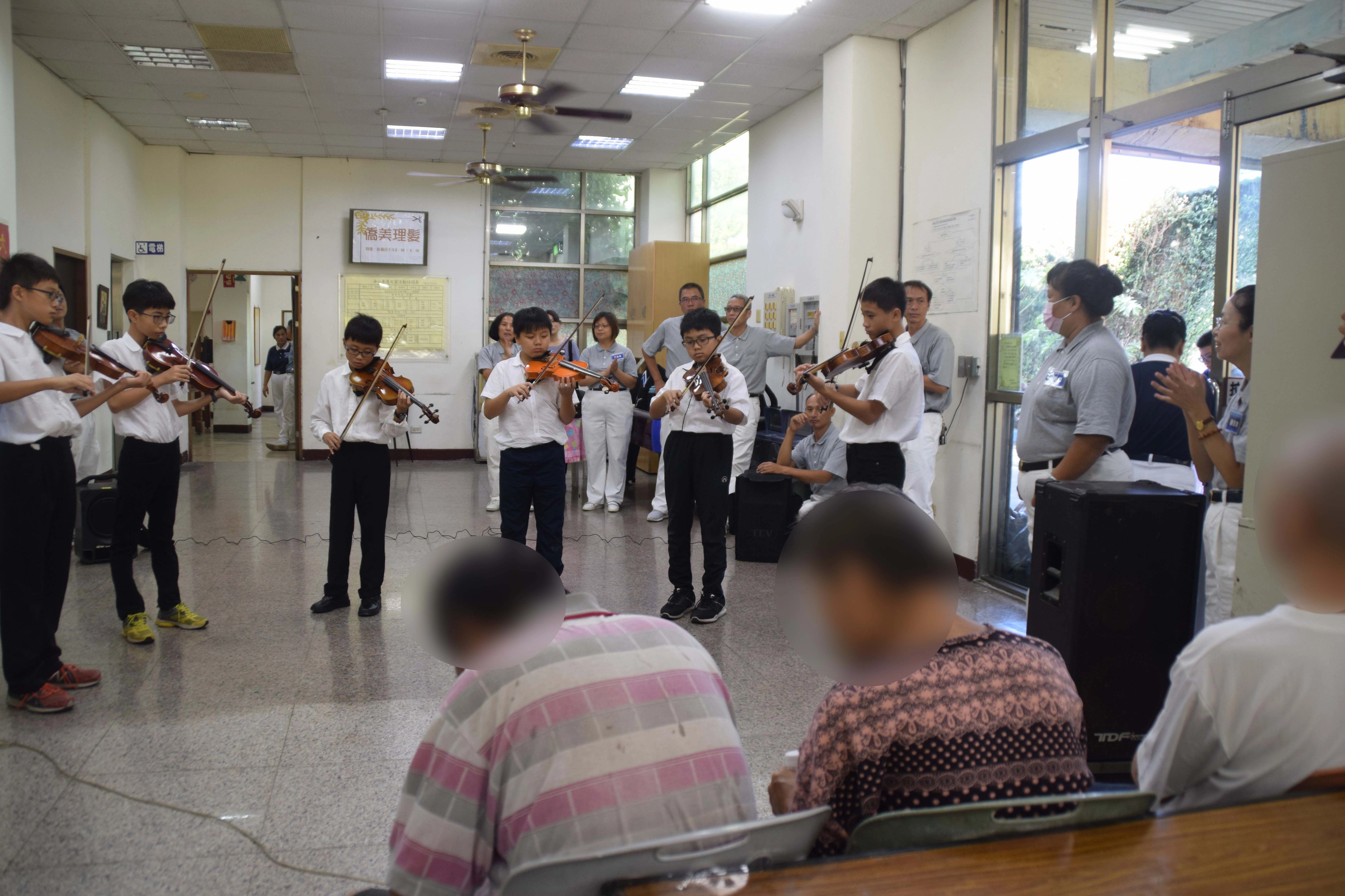 「慈濟北彰青少年成長班」利用難得的連續假期,前往彰化一家康復中心關懷,當「望春風」的台語老歌樂音在彰化康復之家響起,那是歡樂之音、更是善與愛的關心。