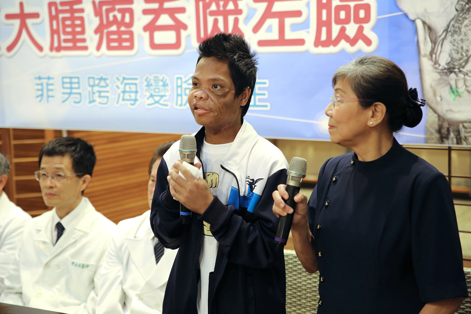 原本的麥可都用一塊布遮住臉不敢見人，如今面部恢復平整，他也終於露出難得的笑容，除了家人的付出，真的很感謝　證嚴法師創辦花蓮慈院，醫師、護理人員的治療，還有治療期間志工的陪伴。