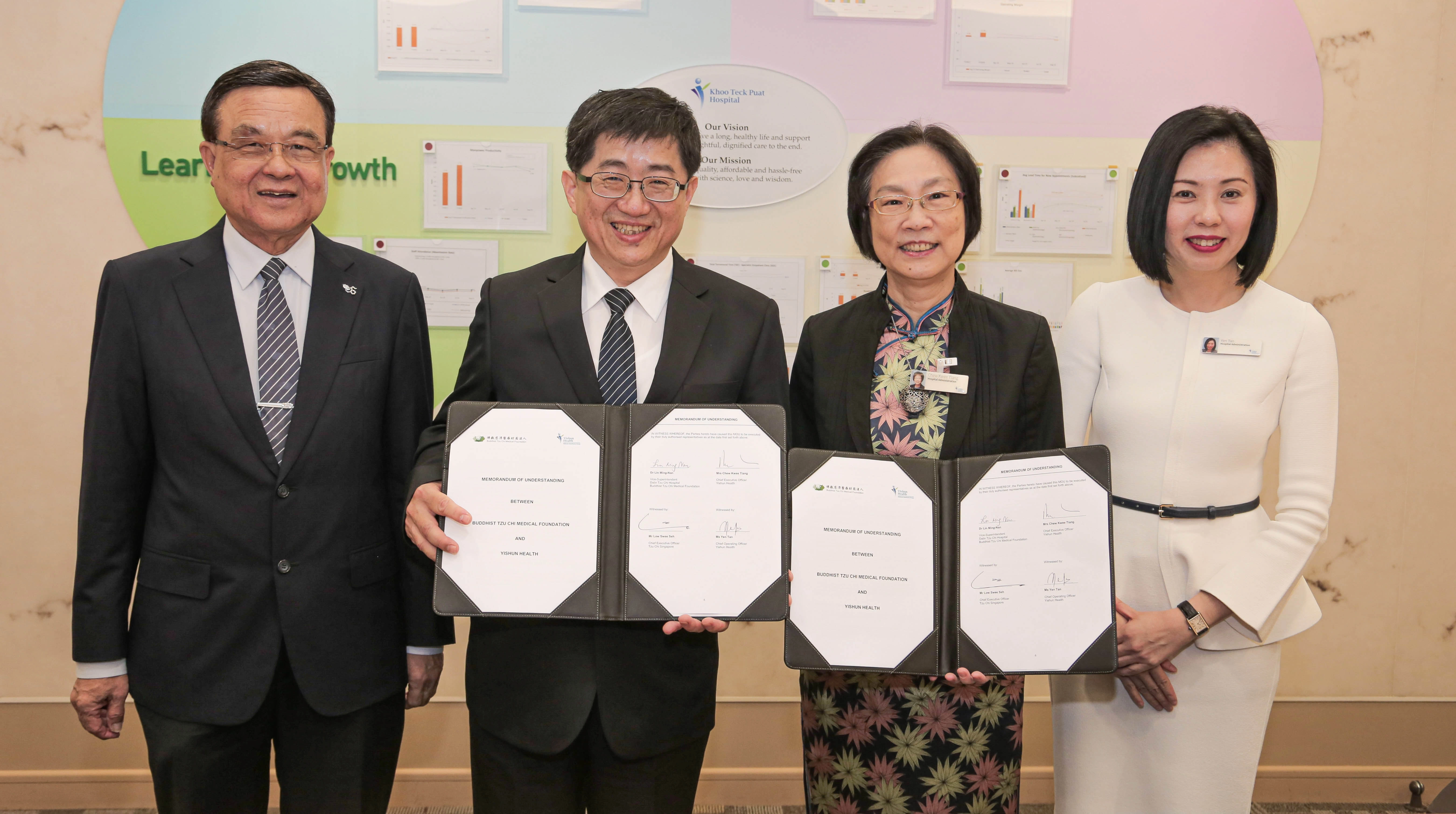 (右起)邱德拔醫院暨義順健康集團(Khoo Teck Puat Hospital & Yishun Health)營運長Yen Tan女士擔任見證人、執行長許桂珍(Chew Kwee Tiang)女士擔任簽署人,大林慈院由林名男副院長擔任簽署人、慈濟新加坡分會劉瑞士執行長擔任見證人。
