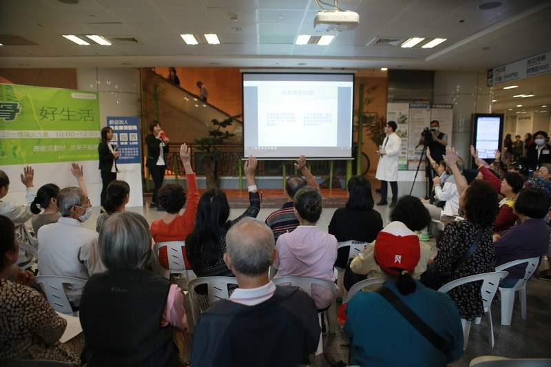 「績優骨,好生活」衛教講座,現場有獎徵答,民眾熱烈參與。(攝影:王占籬)