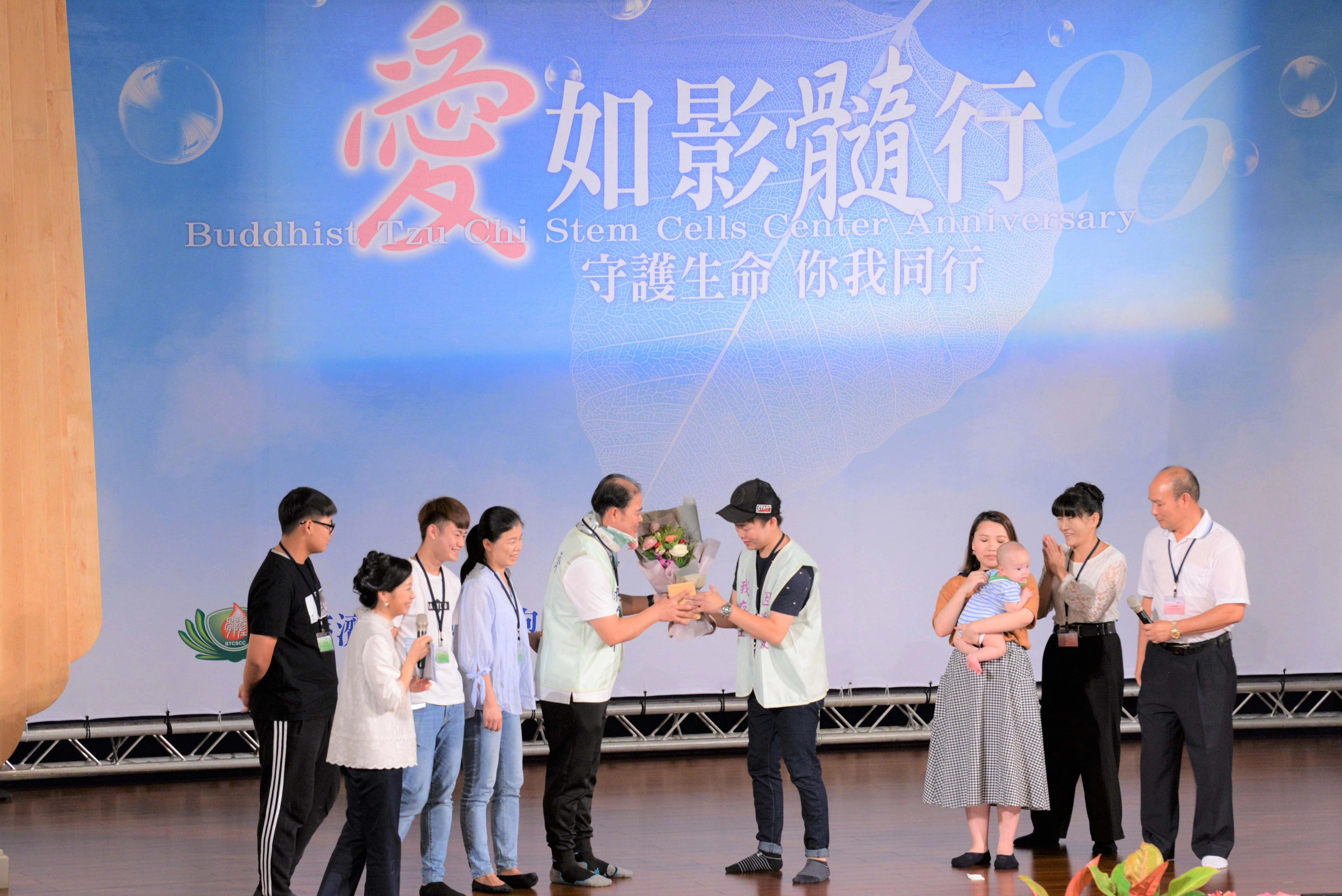 一年一度骨髓幹細胞捐贈者、受贈者相見歡於10月19日在台中靜思堂展開,鄭旭凱一家從台北來到台中感恩救命恩人。鄭爸爸、鄭媽媽頻頻拭淚。(攝影:劉本介)