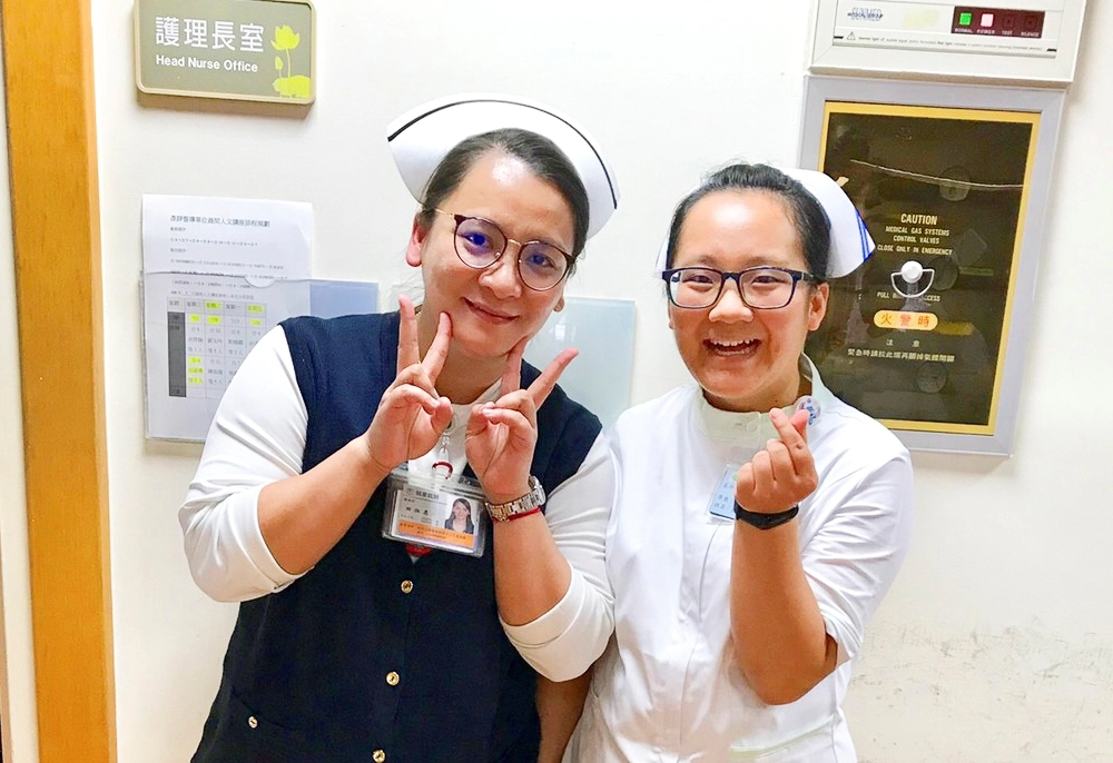 郭元祺 ( 右 ) 寫下第一次實習的心情,感謝花蓮慈院合心九樓病房學長姊不厭其煩的指導。左為田淑惠護理長。