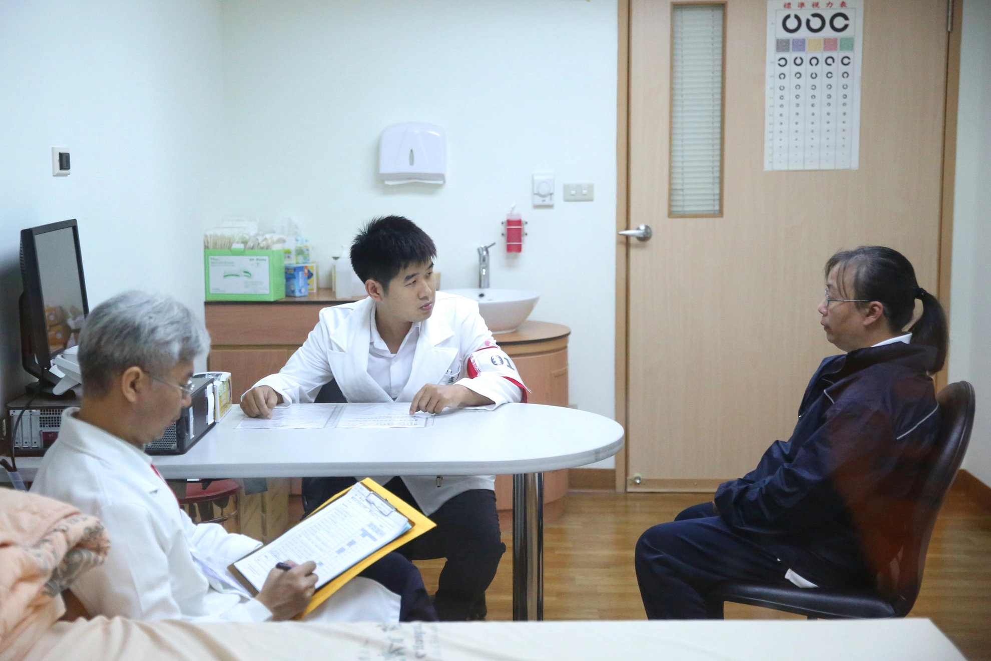 參與中醫內科專科醫師訓練的盧昱竹醫師,面對真實的標準化病人,測試他們在臨床的訓練成果。