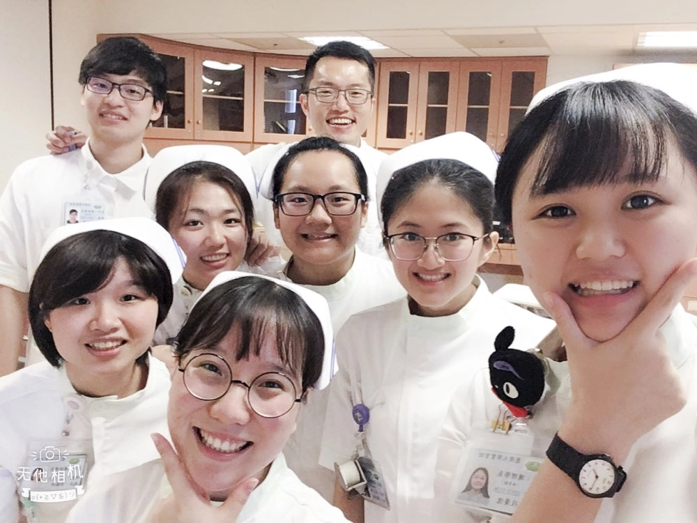 慈濟大學護理學系李彥範老師 ( 後排中 )帶領同學於花蓮慈院合九病房進行基礎護理實習,也為同學們在專業技術及態度上的進步感到開心。