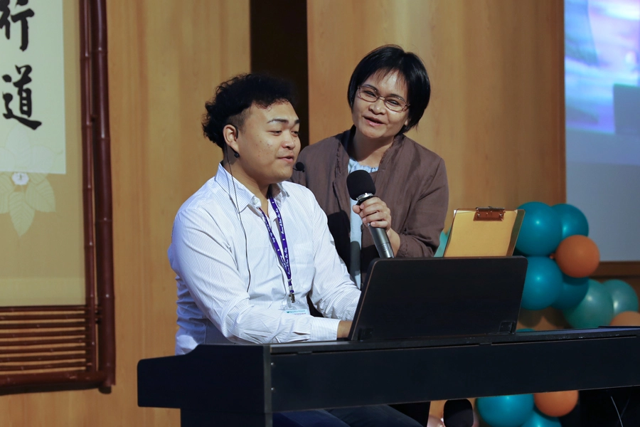 慈濟新芽獎學金全臺共辦理二十九場,計有九千多位弱勢學子獲獎,10月20日台東新芽獎學金頒獎典禮在台東聯絡處舉辦,台東共計311位學子獲獎,受獎者陳瑋琪與媽媽合唱「恰似你的溫柔」。