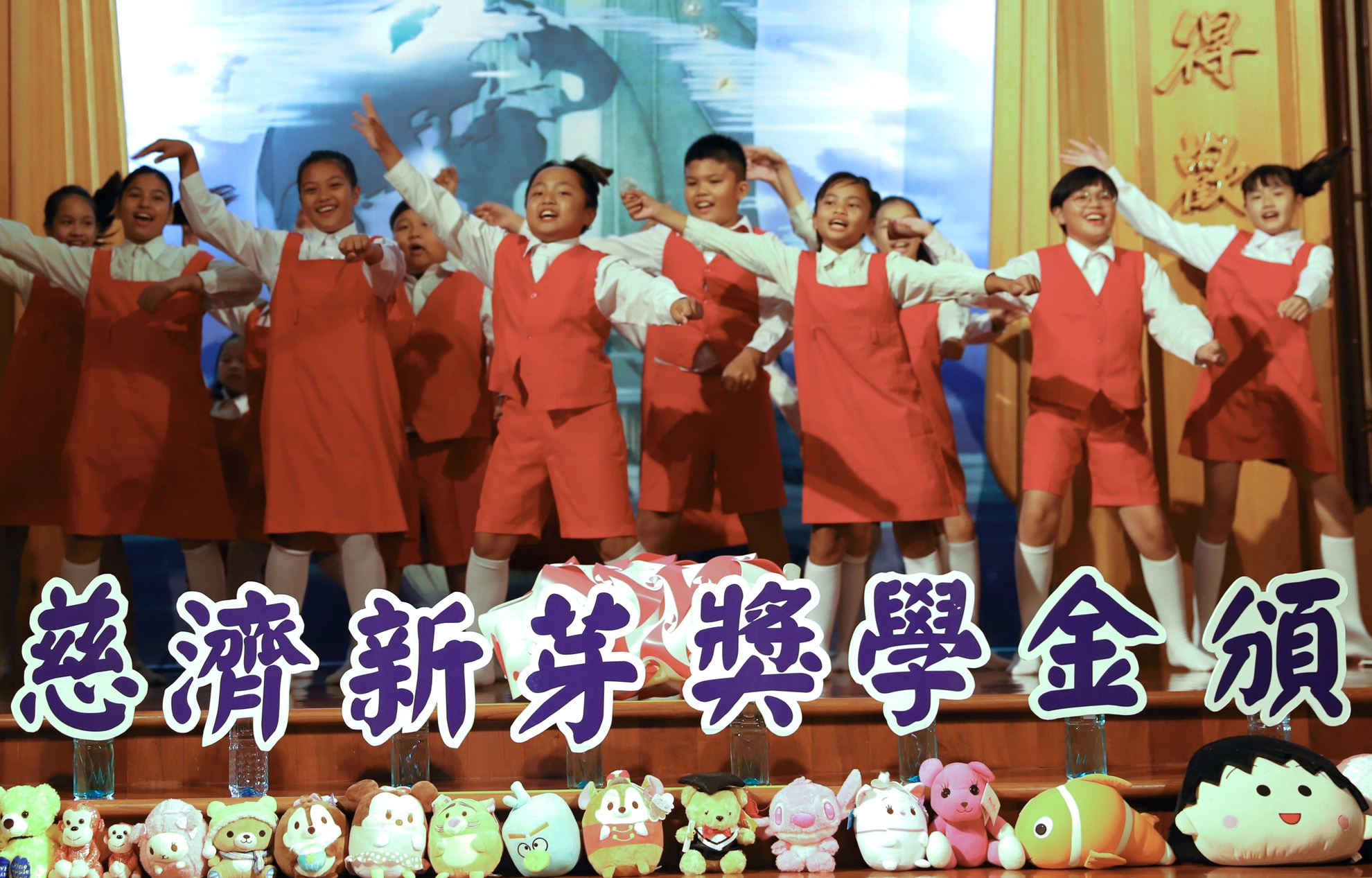 慈濟新芽獎學金全臺共辦理二十九場,計有九千多位弱勢學子獲獎,10月20日台東新芽獎學金頒獎典禮在台東聯絡處舉辦,台東共計311位學子獲獎,活動中豐榮國小的孩童勁歌熱舞,炒熱現場氣氛。(慈濟基金會提供)
