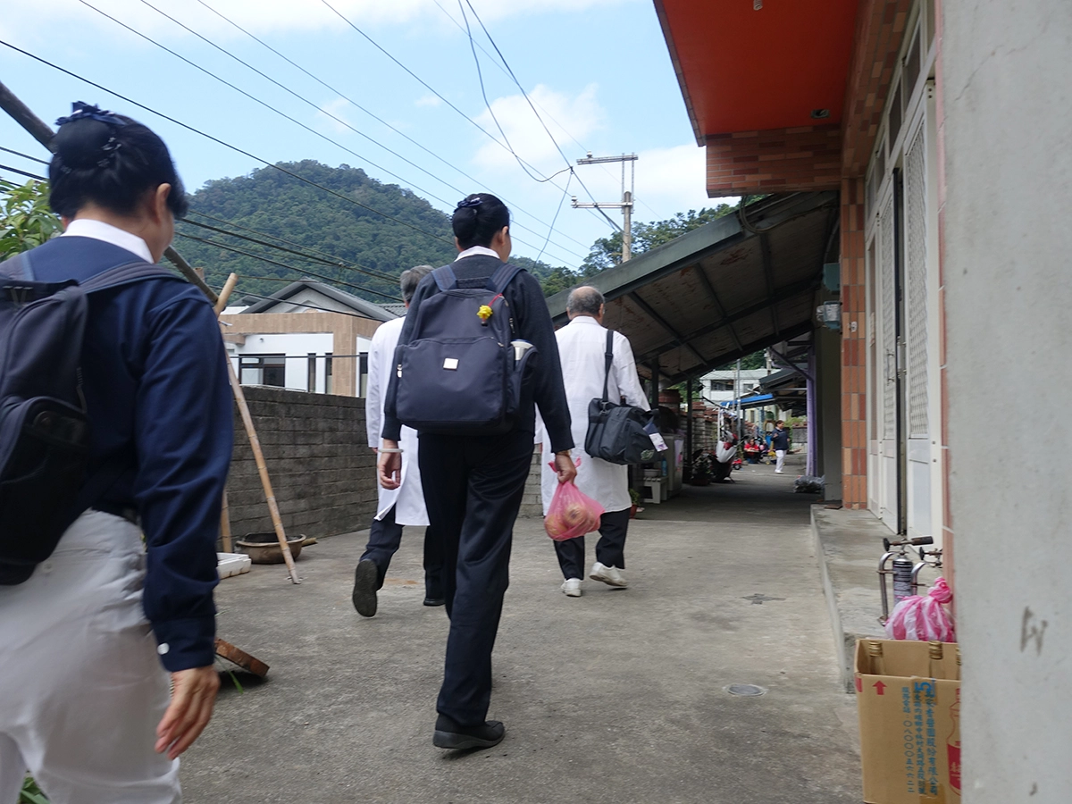 除了定點義診,另外還因應附近無法走出來的居民安排往診,居民無法走出,慈濟人醫會走進去。(圖為慈濟基金會提供)