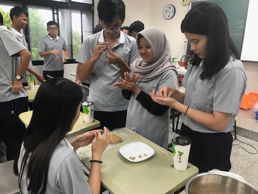 木薯粉能製作珍珠,令印尼籍學生嘖嘖稱奇!