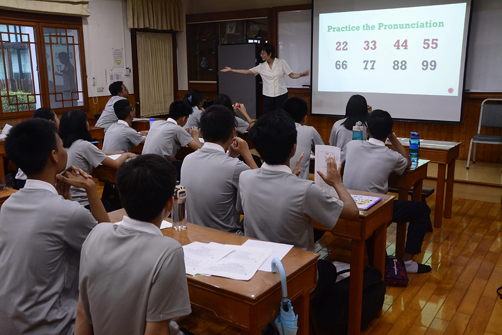 開設華語課程,學習生活常用會話。
