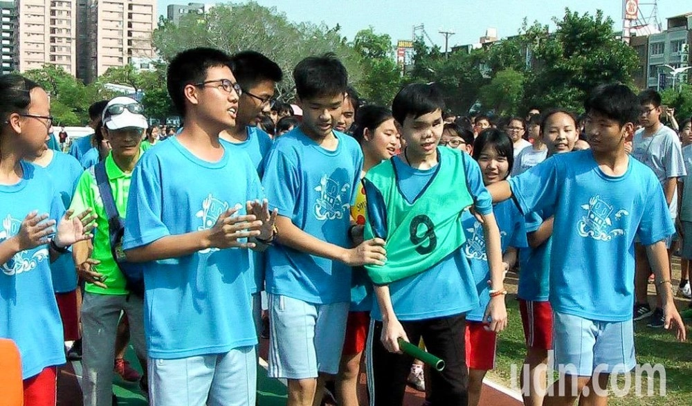 第二次手術後移除氣切,校慶運動會時,在同學的簇擁下,回到熟悉的最後一棒,走到終點。(圖:翻攝網路新聞)