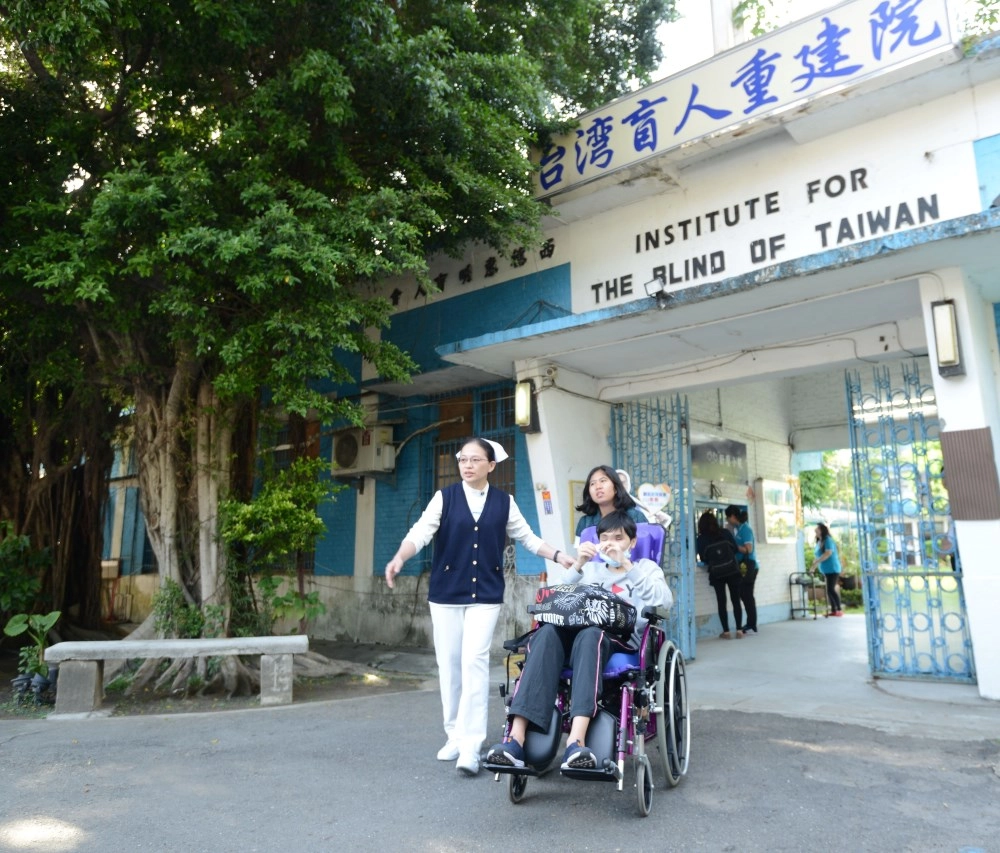 重建道路的每一步都舉步維艱,臺北慈院用專業守候,祝福詹智遠勇敢面對未來的每個挑戰。(攝影:吳裕智)