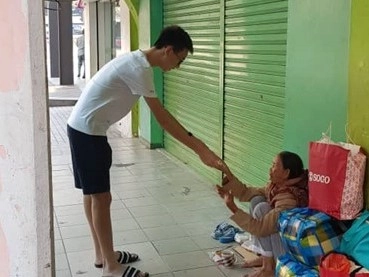 鐘永長的大兒子有次在路上看到街友,主動提出要買食物給婆婆。(攝影:鐘永長)