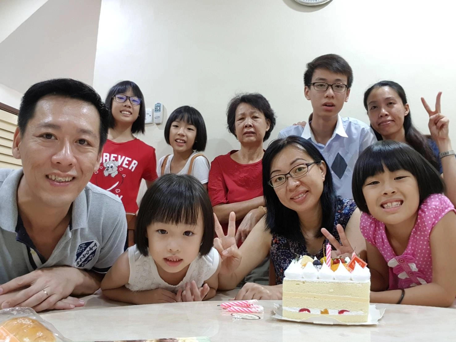 鐘永長(左一)認為:「一個家幸不幸福,女主人很重要」一家9口因為慈濟和變得和睦,圖為一家9口全家福。(鐘永長提供)