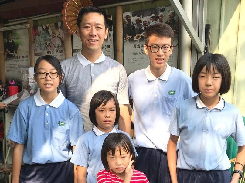 鐘永長(左二)是慈濟環保站的站長,圖為小孩們跟他到環保站做回收。(鐘永長提供)