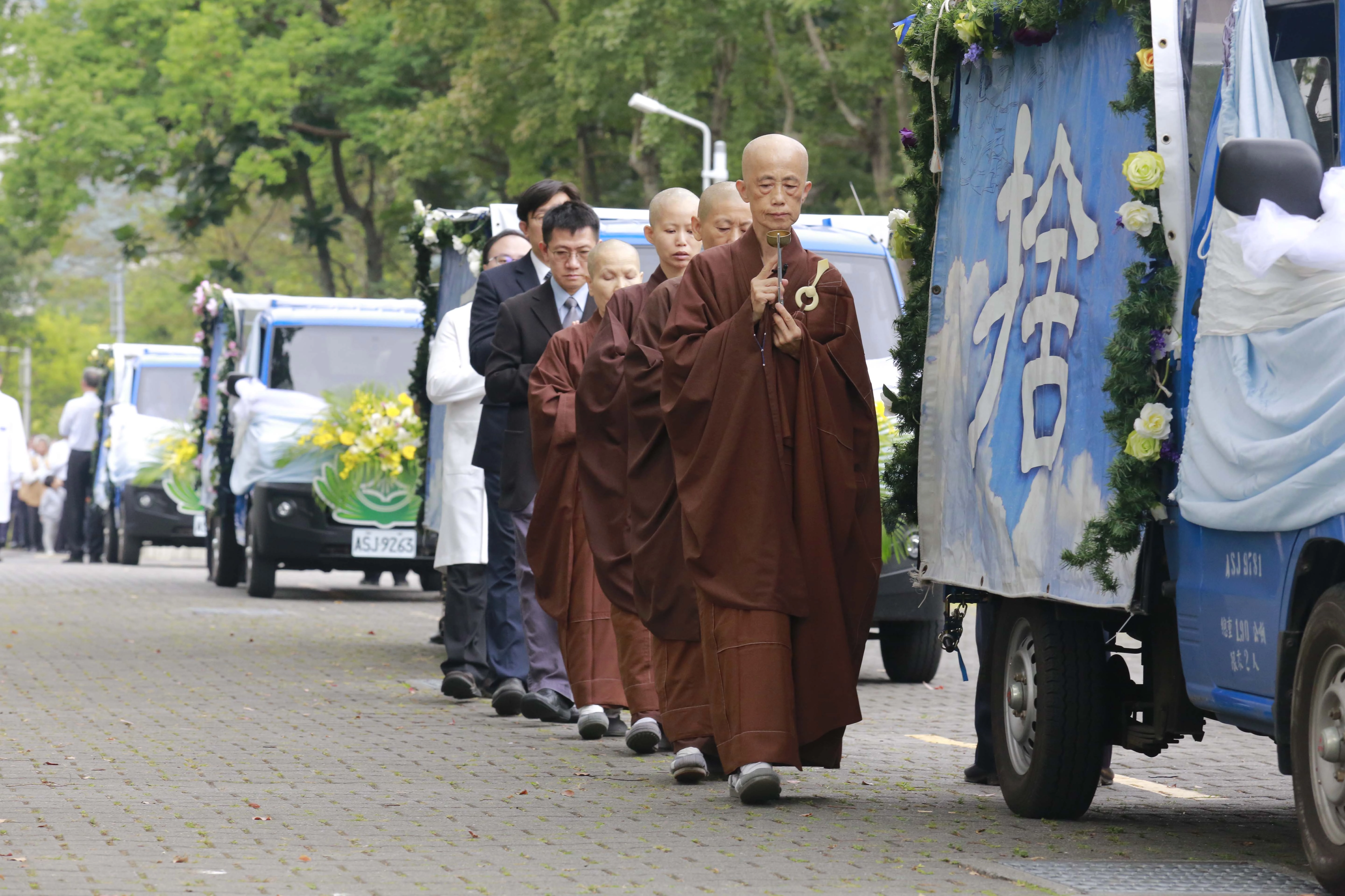 今天(25日)在精舍師父引領下,慈濟大學師長、學會醫師們、家屬們排成兩列送別老師。(攝影:許榮輝)
