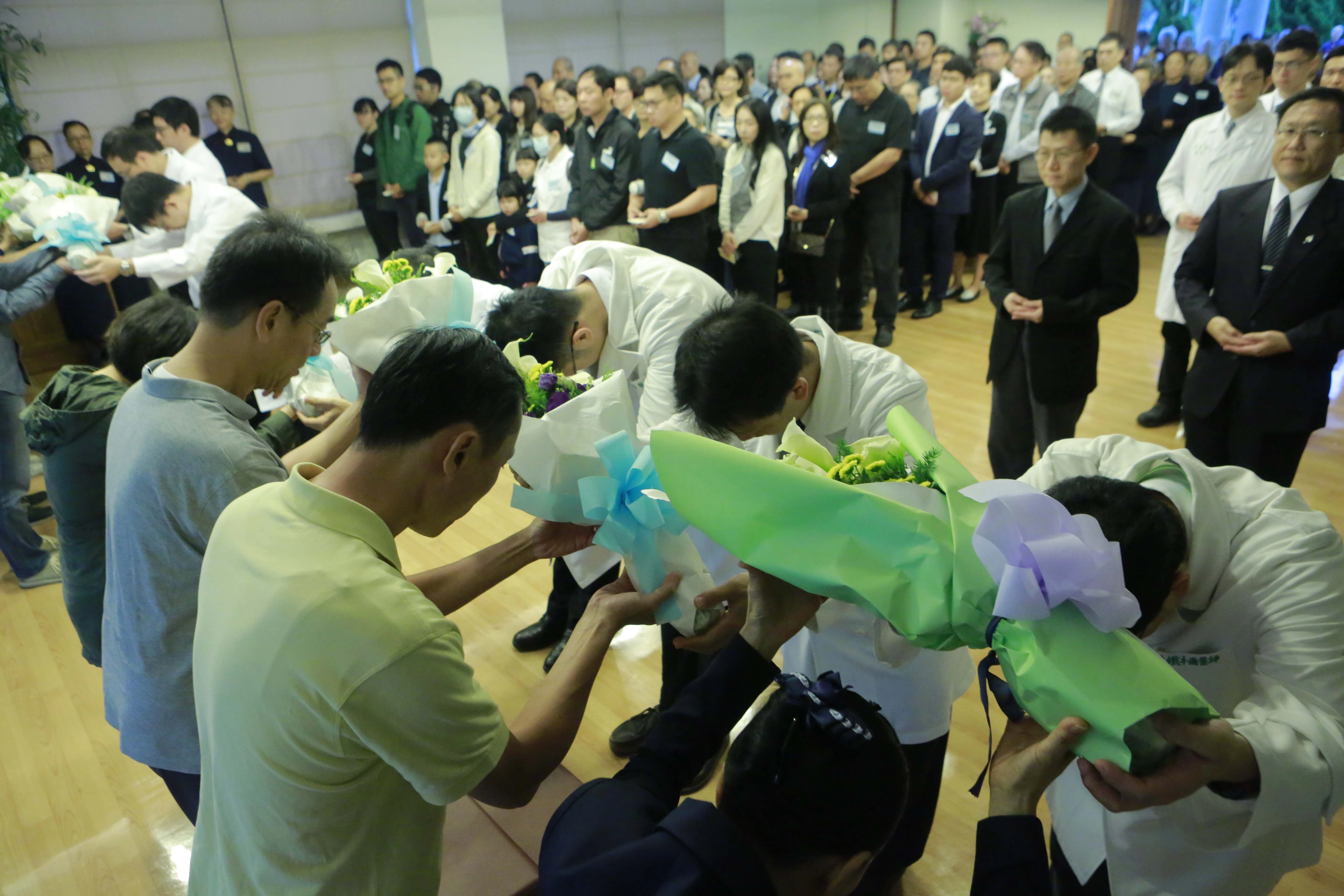有包括來自台灣40家醫院以及美國、新加坡、馬來西亞、菲律賓、印度共236位醫師參加,今天由醫師代表感恩家屬。(攝影:許榮輝)
