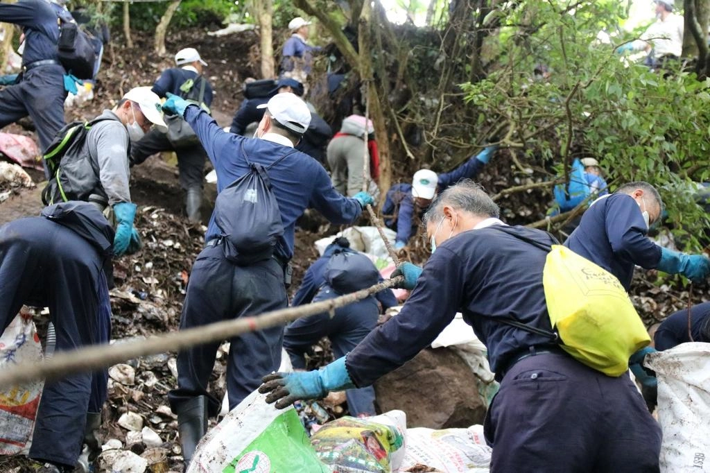 行政院擬開放台灣山林,希望民眾也能愛護山林。愛在觀音山淨山活動,總共動員超過三百人參與清理觀音山硬漢嶺之垃圾。