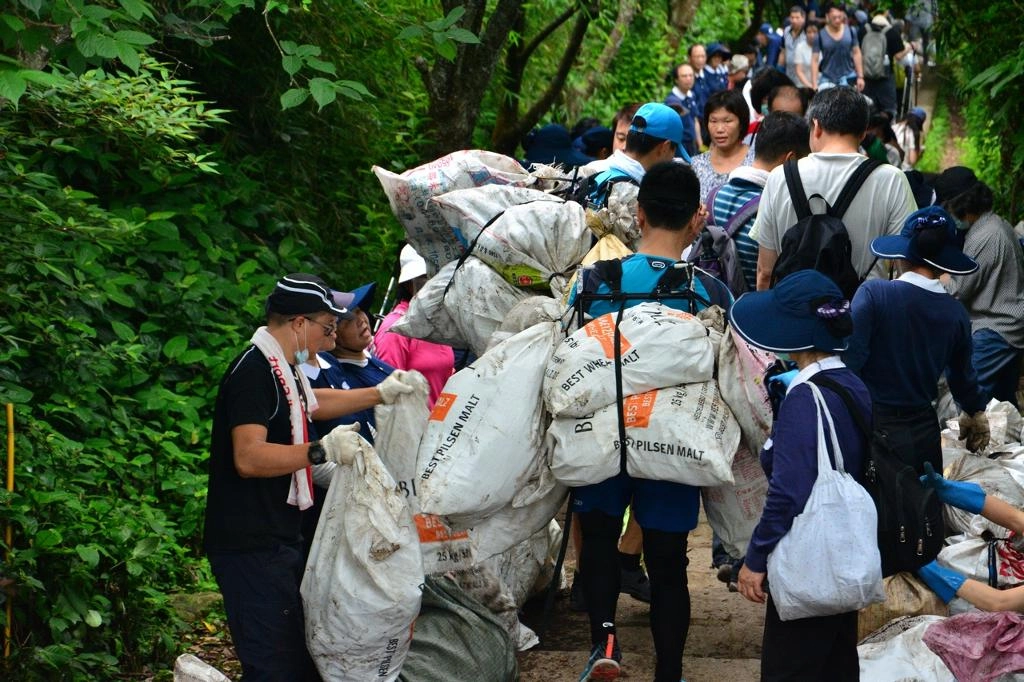 行政院擬開放台灣山林,希望民眾也能愛護山林。愛在觀音山淨山活動,總共動員超過三百人參與清理觀音山硬漢嶺之垃圾。