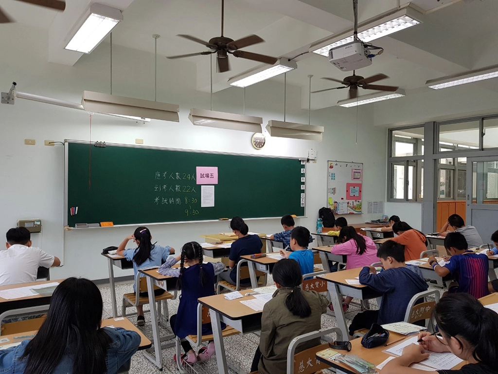慈大附中每年寒暑假都辦理資優數學營,培育花東地區數學人才,為了激發學生數學潛能,鼓勵數學優秀學子向上挑戰,凡是更生盃數學競賽國中、國小榮獲金牌的同學,皆可免費參加慈中辦理的資優數學營。