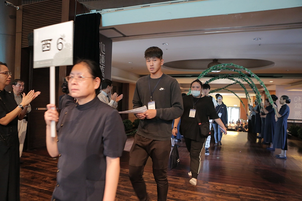 紹杰雖然家境困苦,但卻在逆境中磨練刻苦耐勞的心性,志工不忘鼓勵他,自己將來有能力了,也可為他人付出,甚且成為別人生命中的貴人。