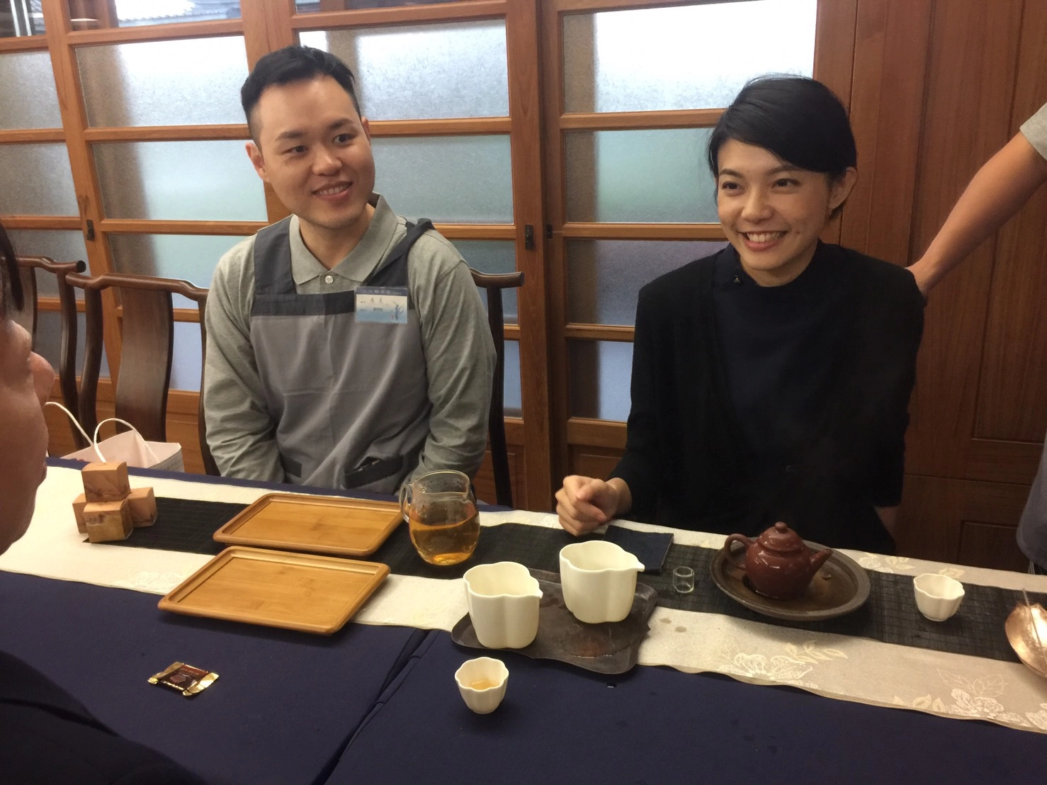 從臺北回到靜思精舍承擔茶道的陳薇巧(右),已連續多年承擔精舍春節奉茶品茗的勤務。