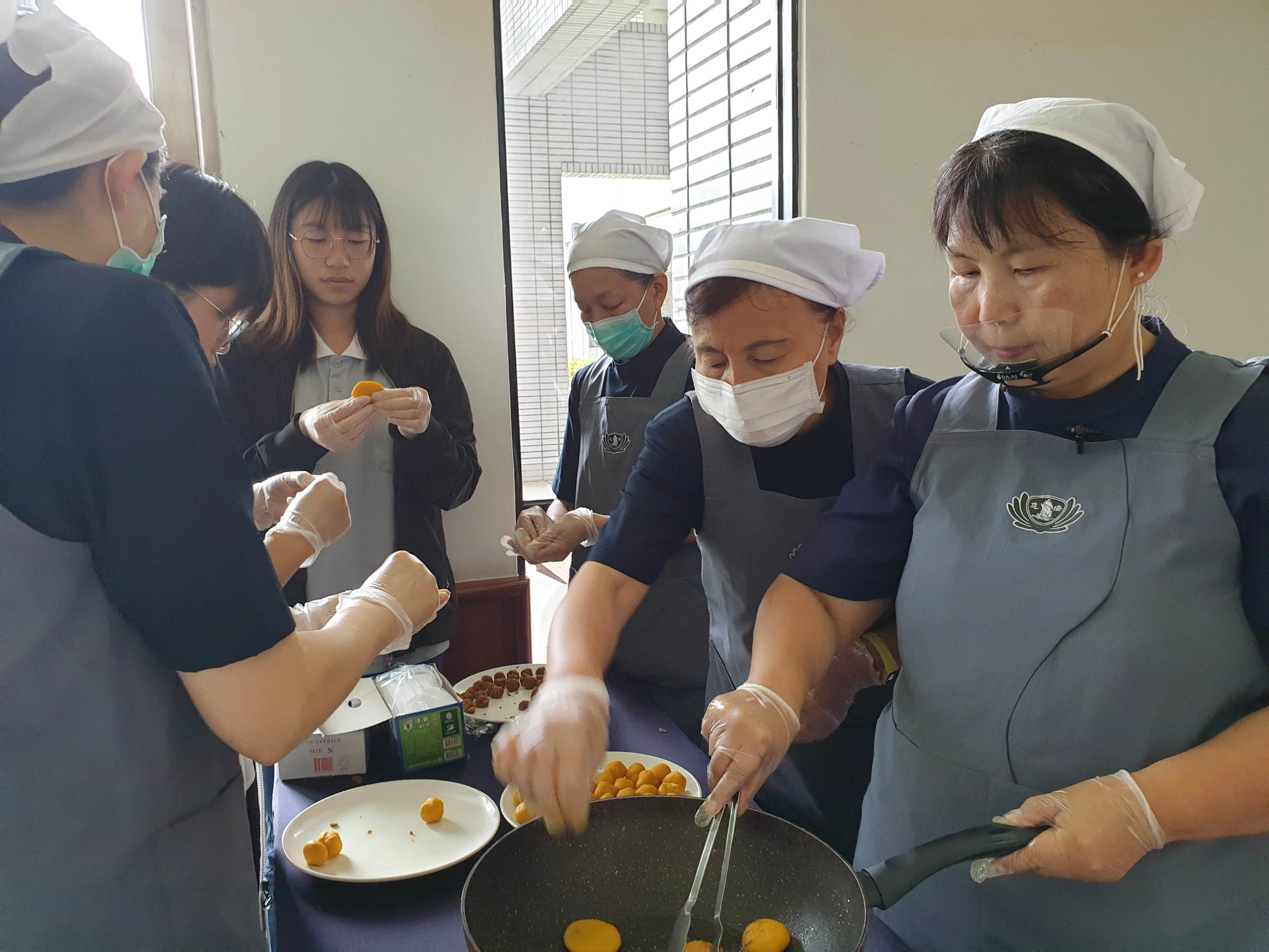 在DIY體驗區,志工們教導學生如何製作薑黃香鬆煎餅,人發系李佩芸同學表示,要自己親自動手做才知道師姑們為大家準備食物有多辛苦。(攝影:李家萓)