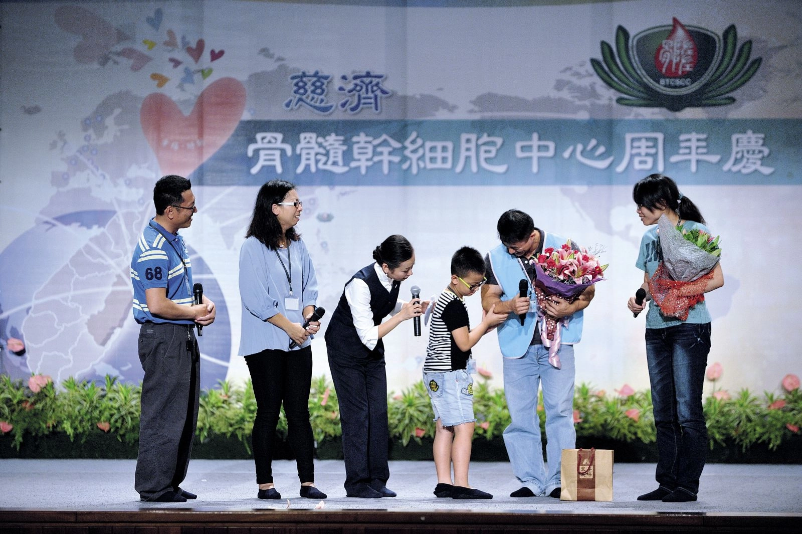 視力微弱的黃彥銘,以敏銳的觸覺感受救命恩人一身的健壯肌肉。