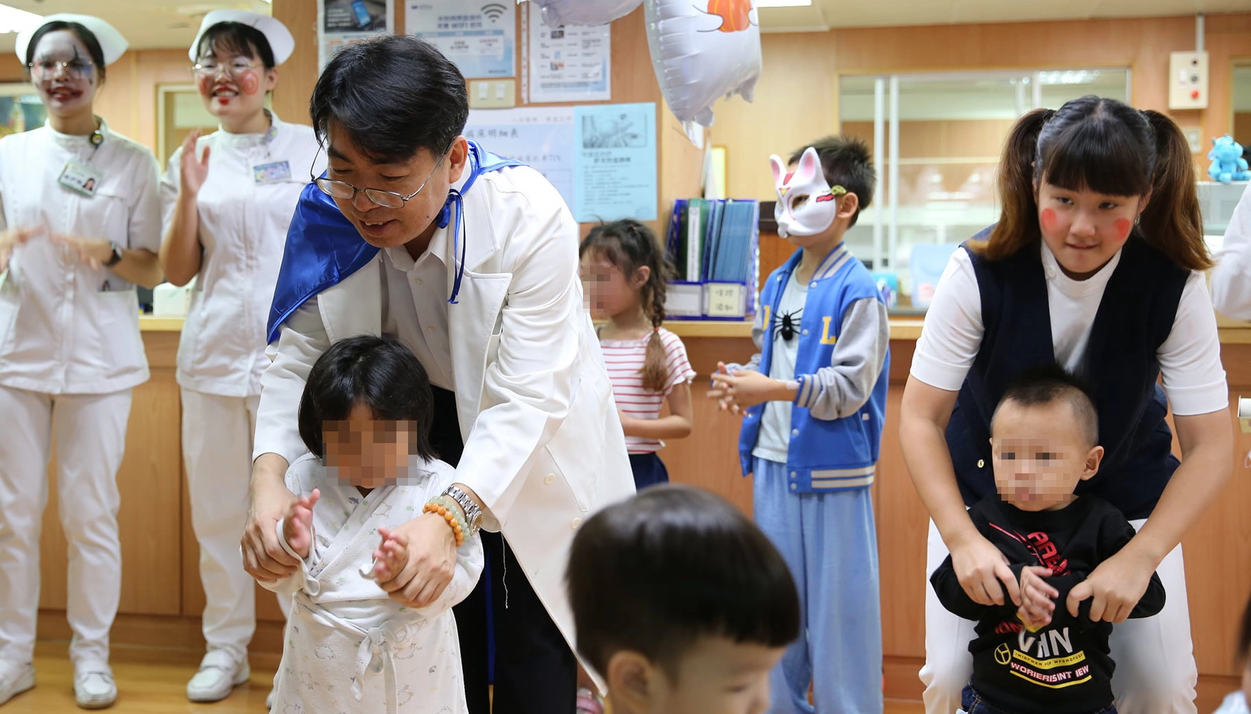 一般兒科主任詹榮華醫師與也帶著住院的小朋友一起唱跳,減緩住院病童住院壓力。
