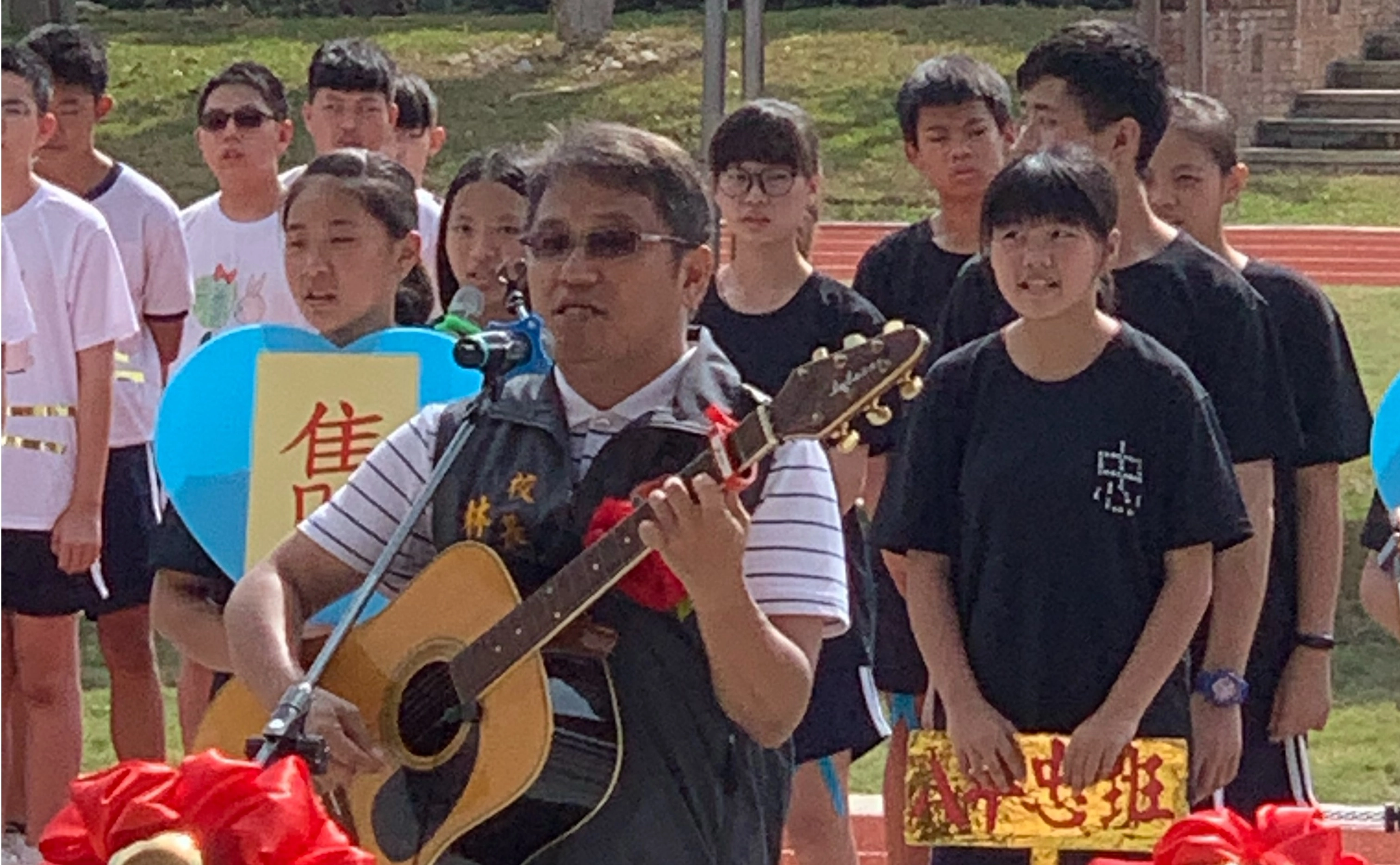 圖說:苗栗縣造橋國中林育伸校長帶領學生唱出自行創作曲「築心雋永」,清亮感恩的旋律,是慈濟與大家共同對學童在安全校園「愛的守護、善的循環」共鳴之聲。(圖:劉寶菊攝)