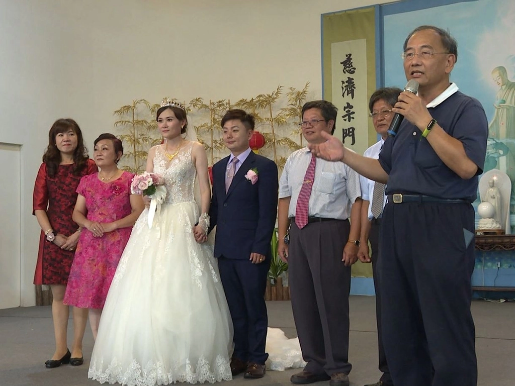 張毓哲卓雨親這對新婚夫婦上台,接受慈濟家人的祝福。