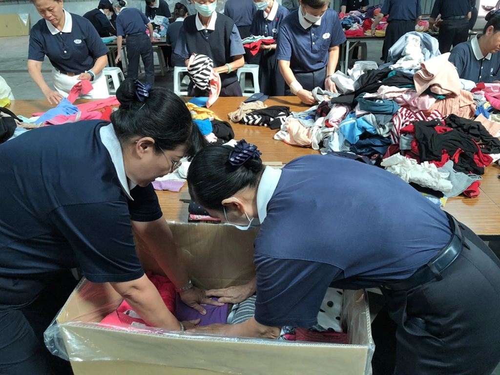 愛「衣」起來、善傳出去,利用假日不分男女老少一起「折『衣』疊福、裝愛增慧」,為「『非』(非洲)您『莫』 (莫三比克)屬」,盡一份心力。