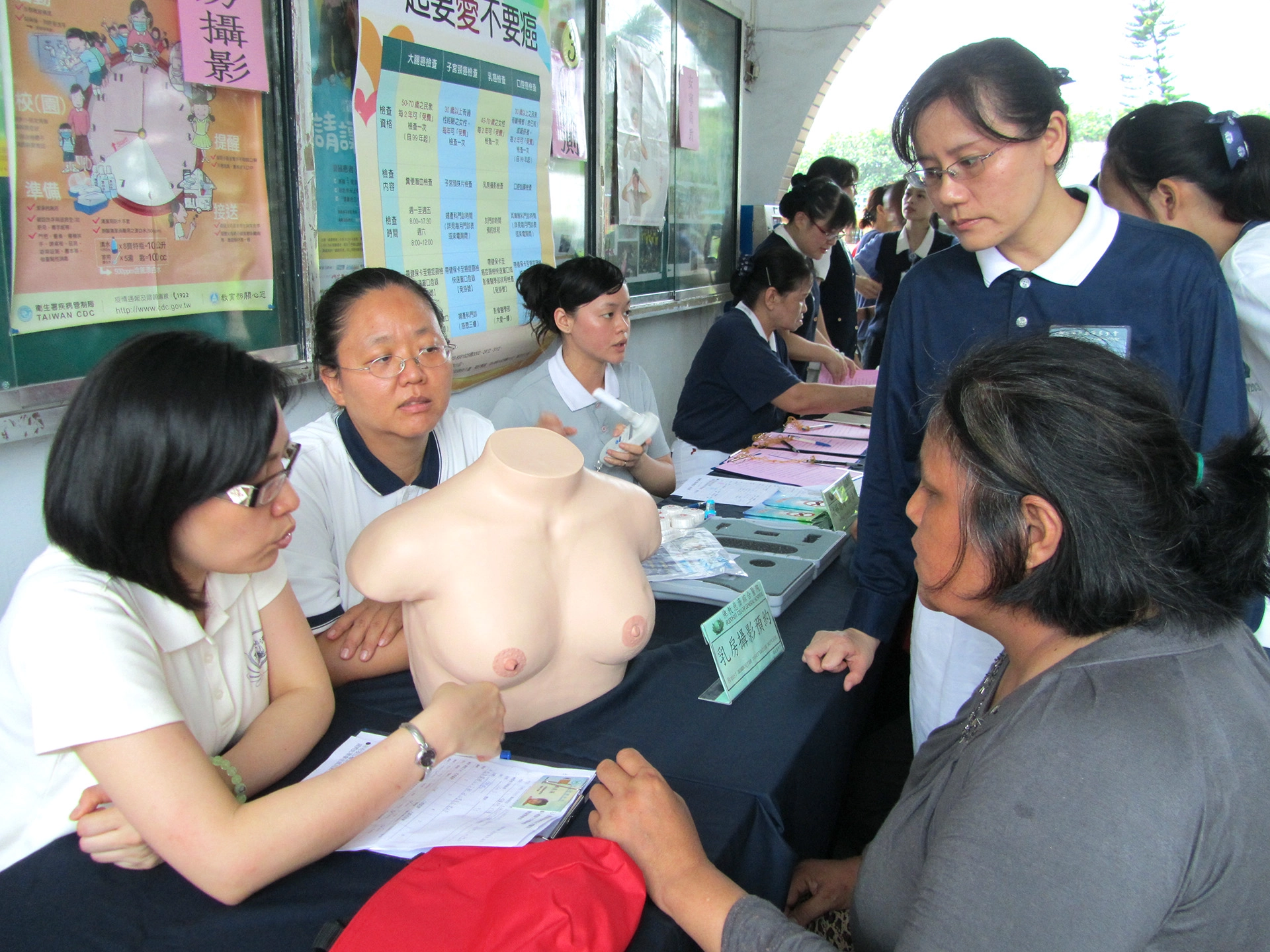 慈濟基金會、花蓮縣衛生局及佳民國小共同舉辦親子健康生活體驗營,希望透過活動將正確的健康概念,傳遞並落實在每一位居民心中。圖:成人健康檢查,醫護人員向居民說明乳房攝影檢查。