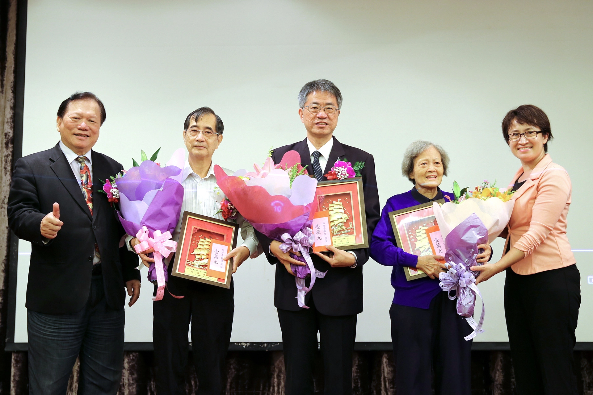 花蓮慈濟醫院副院長陳宗鷹(右三),是首位以醫學教學貢獻獲得花蓮縣醫師公會第十二屆醫療奉獻獎。