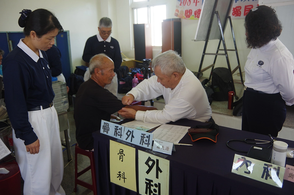 蕭天源醫師仔細為每個病人診察,不忘提醒長 者們要適度運動。