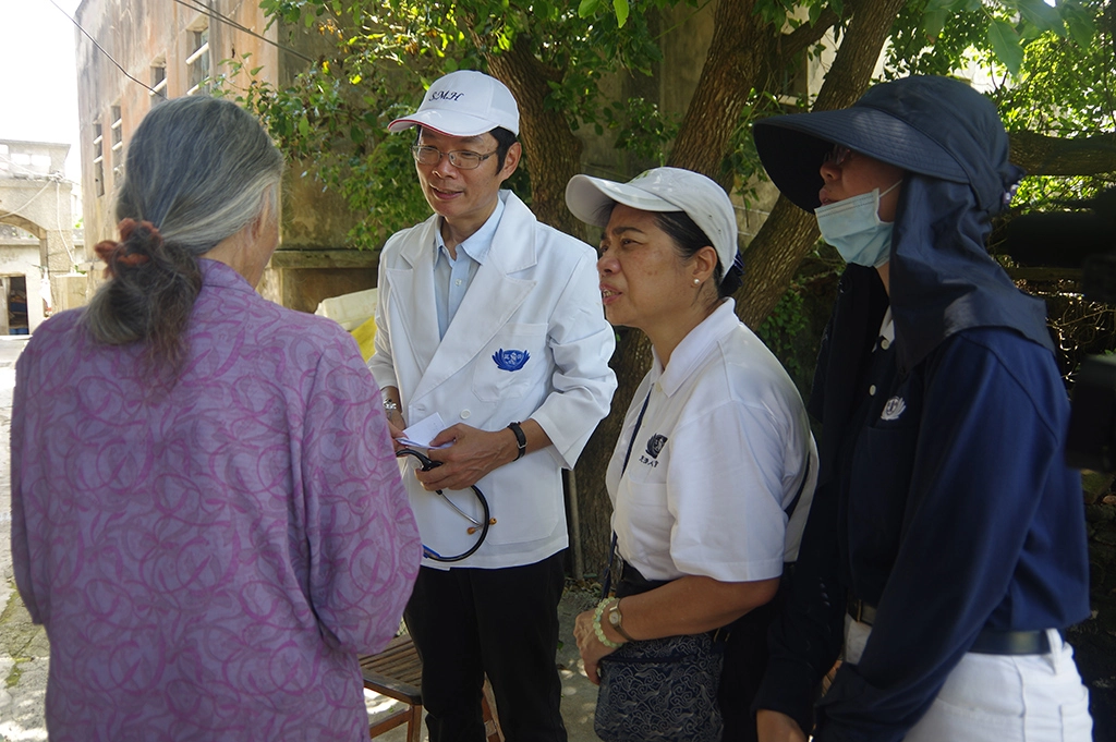 惠民醫院陳仁勇院長與人醫會夥伴們進行往診 關懷,膚慰病人的心。