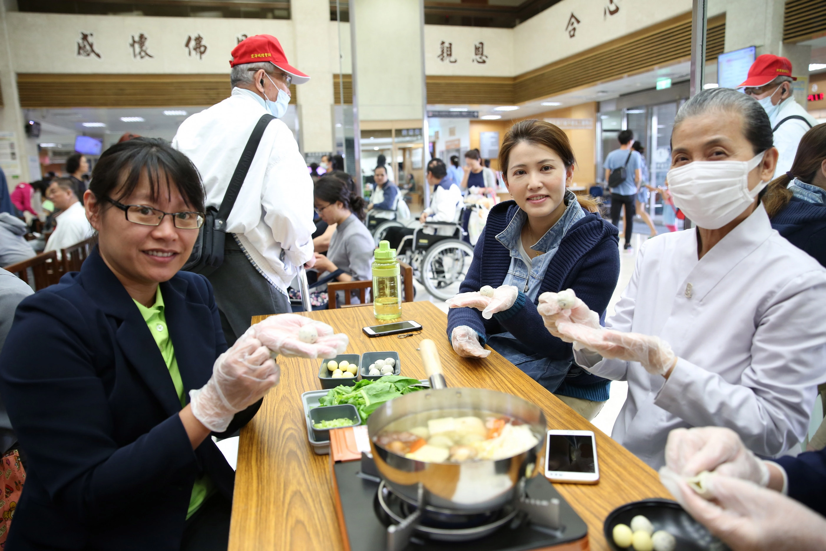民眾一起動手DIY做豆腐起司丸子。