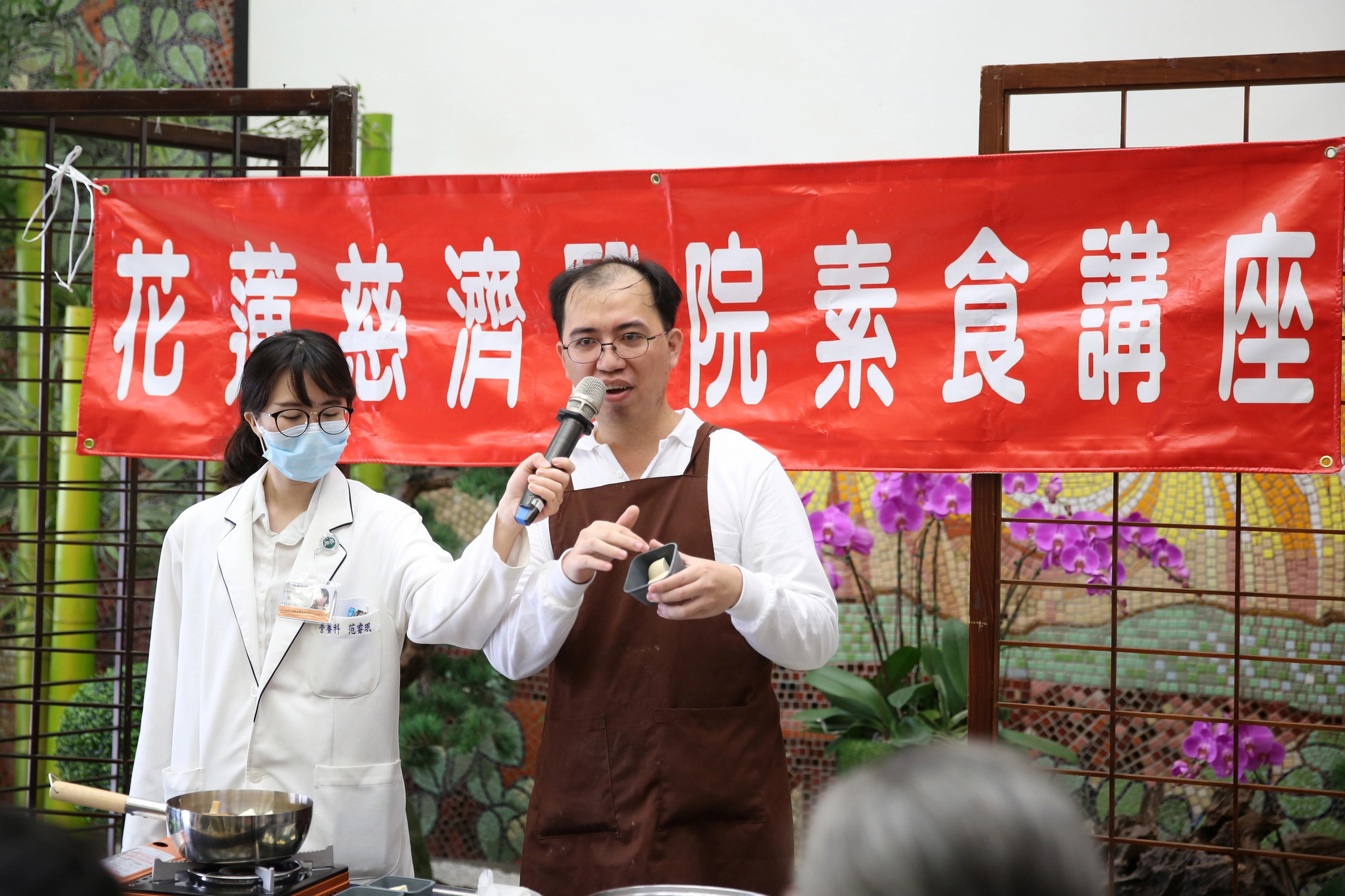 花蓮慈濟醫院營養師范綱傑(右)、范睿珉(左)教大家如何運用常見的日常食材來「補冬」。